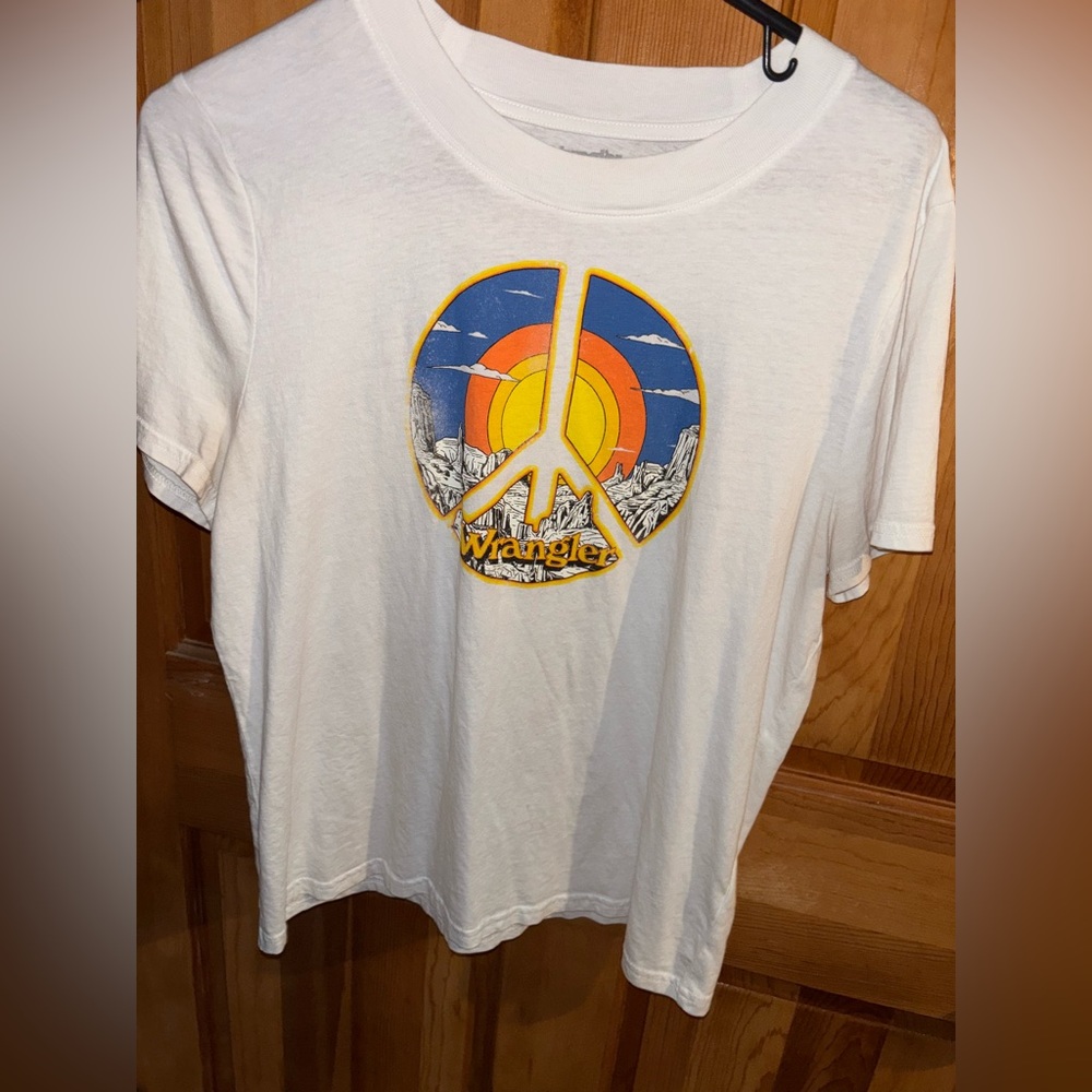 Wrangler Modern Women’s Vintage Peace Sign Logo Graphic Tee